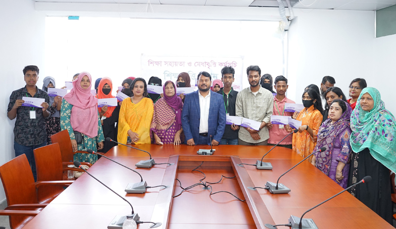 নগরীতে দরিদ্র ও সুবিধাবঞ্চিত শিক্ষার্থীদের শিক্ষাবৃত্তি প্রদান