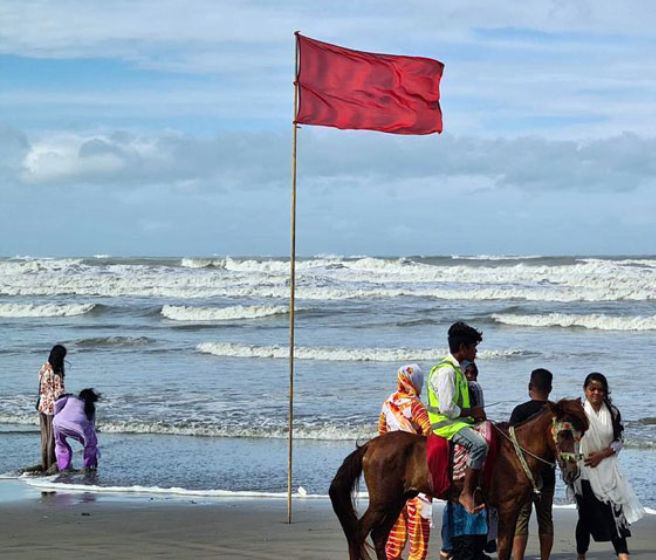 চার সমুদ্রবন্দরকে ৩ নম্বর সতর্ক সংকেত