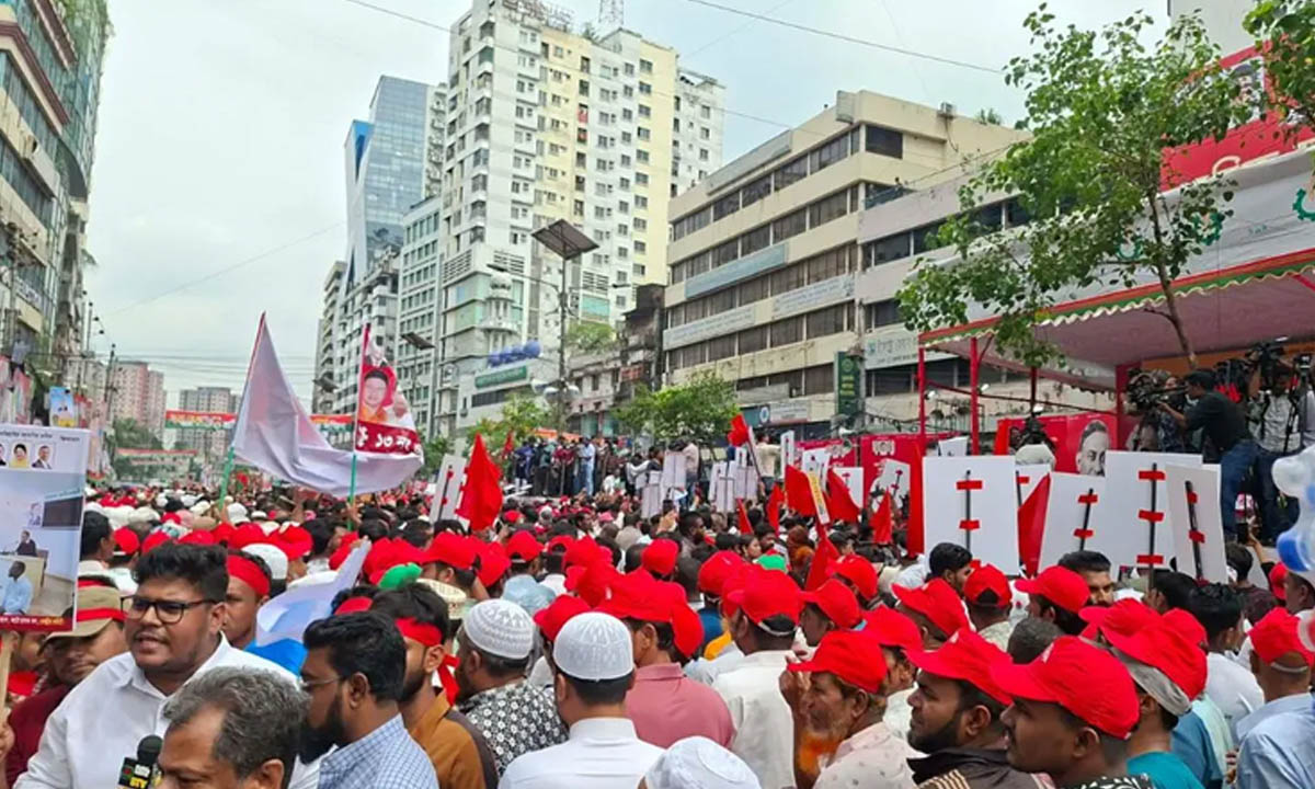 নয়াপল্টনে বিএনপির শ্রমিক সমাবেশে নেতাকর্মীদের ঢল