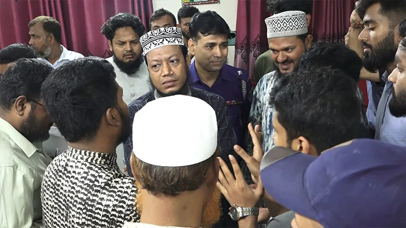 ফুটবল টুর্নামেন্ট উদ্বোধন করতে গিয়ে অবরুদ্ধ আমির হামজা
