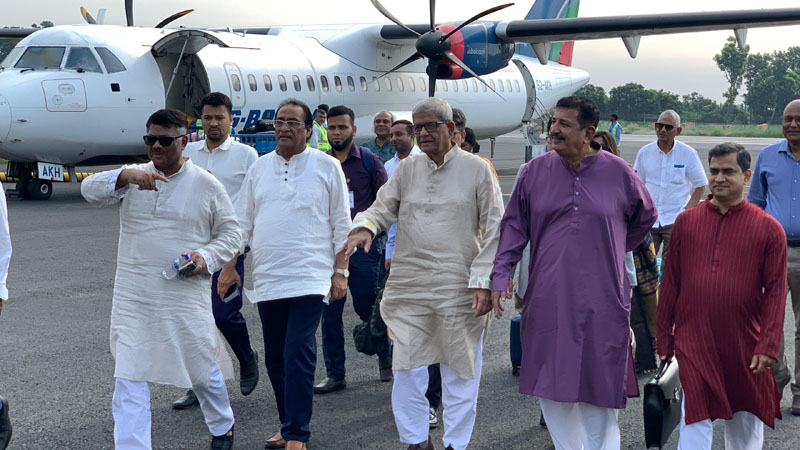 রাজশাহীর শাহ মখদুম বিমানবন্দরে দুই মন্ত্রীকে উষ্ণ অভ্যর্থনা