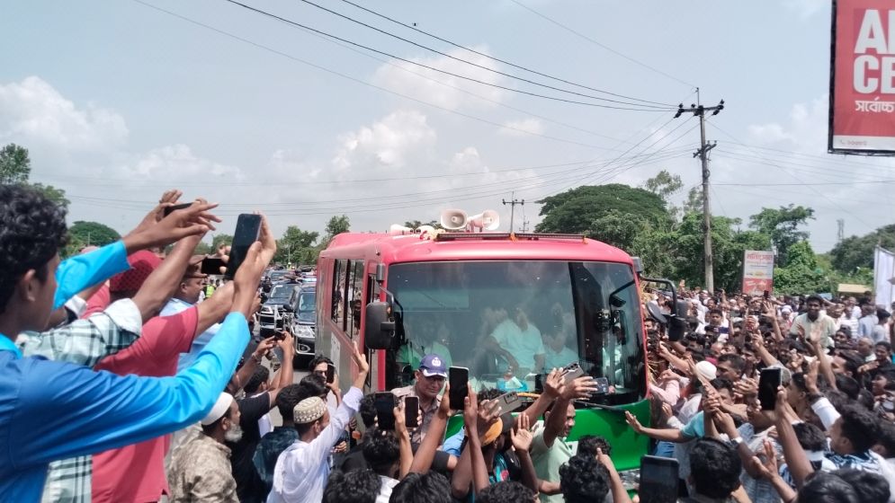 কুমিল্লায় পথে পথে নেতাকর্মীদের ভালোবাসায় সিক্ত প্রধানমন্ত্রী