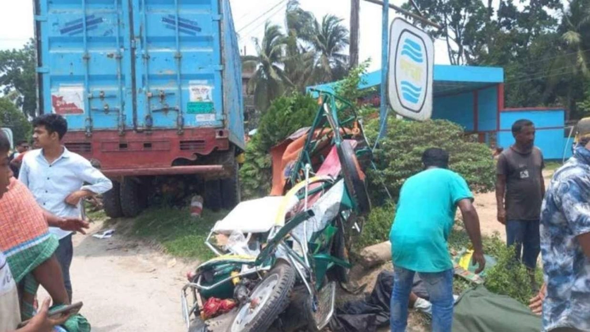 তিন ঘণ্টার ব্যবধানে সড়কে ঝরে গেল ১৩ প্রাণ