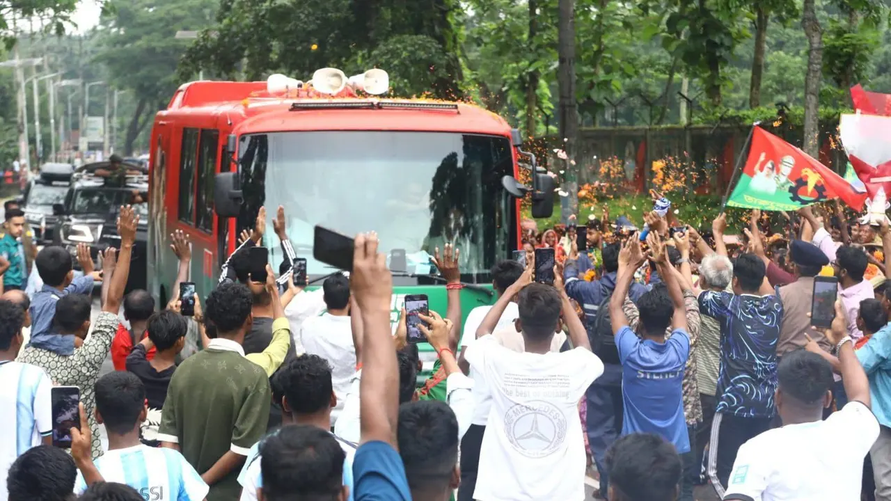 ফুল ছিটিয়ে প্রধানমন্ত্রীকে স্বাগত জানালেন চা শ্রমিকরা
