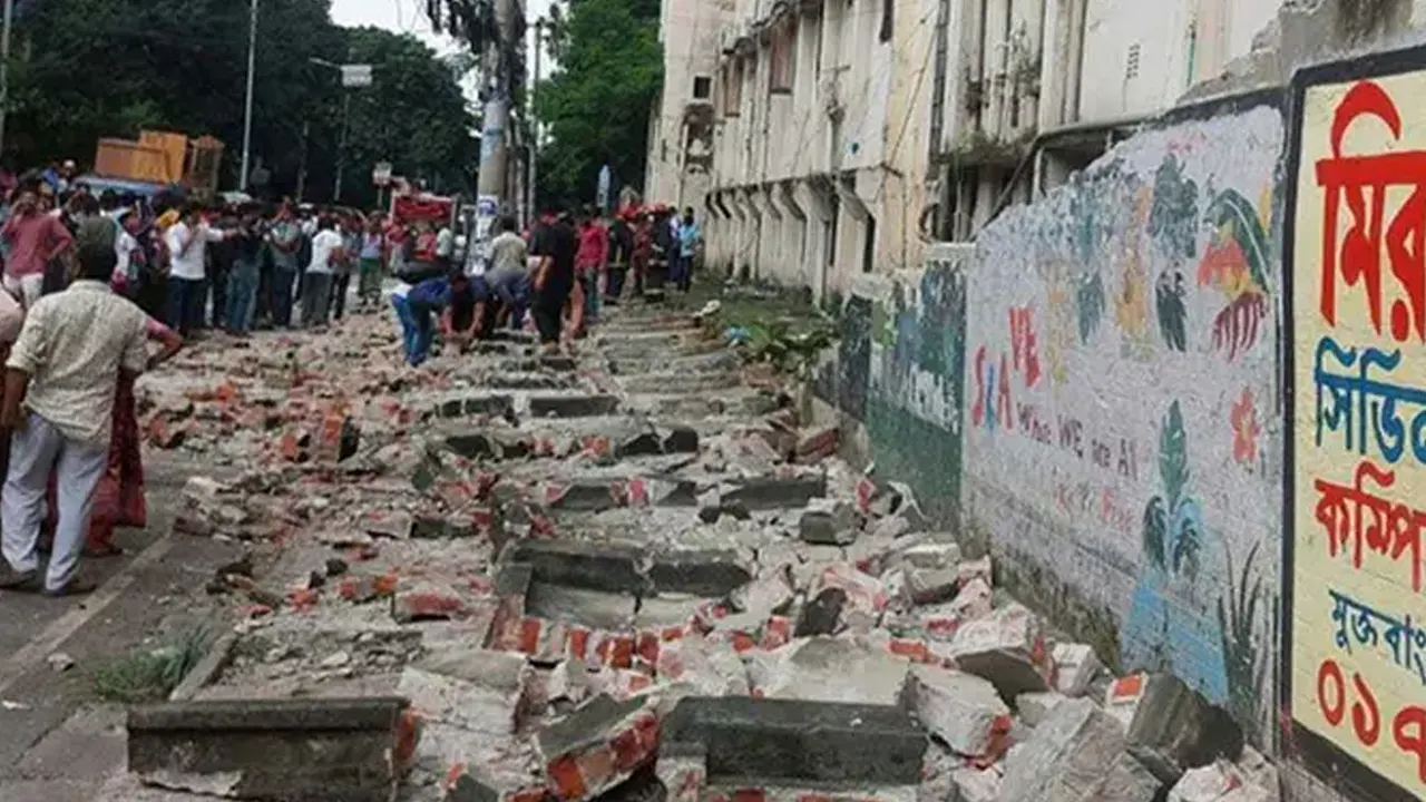 রাজধানীতে টিসিবির পণ্য কেনার সময় দেয়াল ধস, নিহত ২