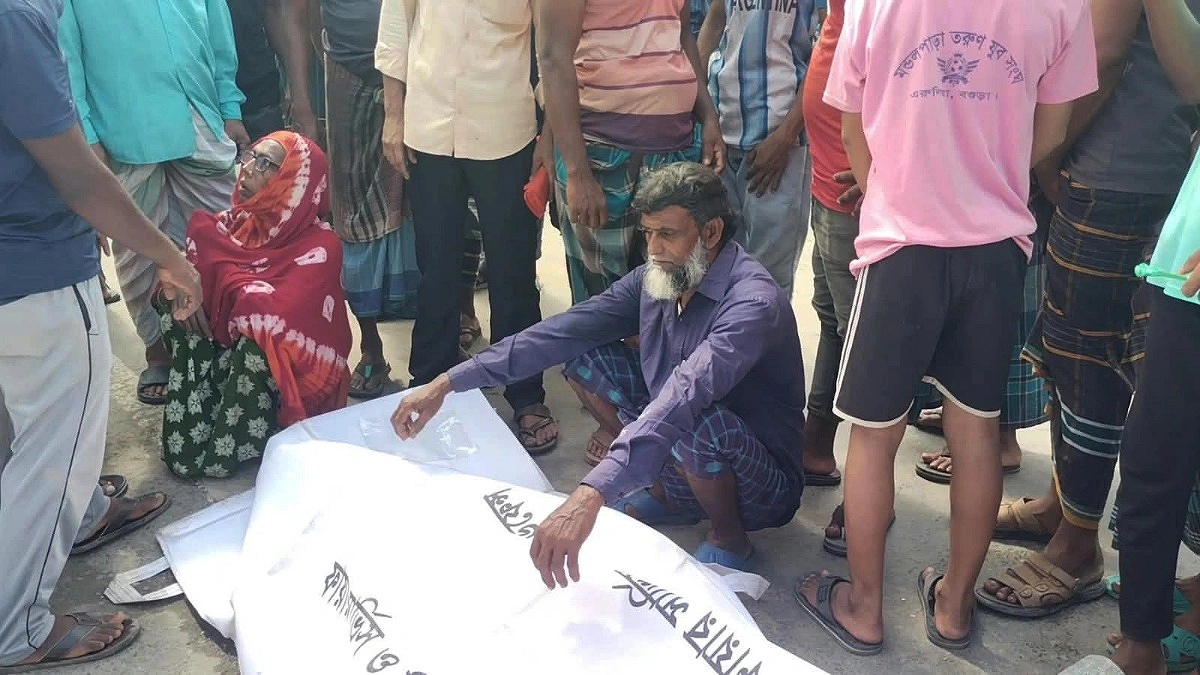 মোটরসাইকেল বাঁচাতে গিয়ে শ্রমিকদের ওপর বাস