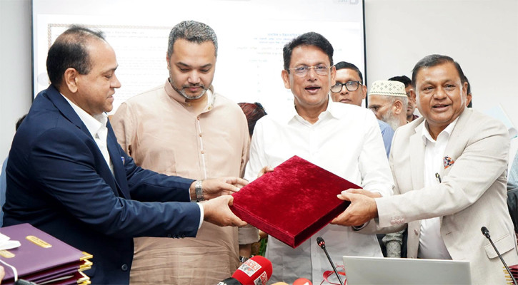 মন খুলে গান গাওয়া যায়, নম্বর দেওয়া যায় না: শিক্ষামন্ত্রী