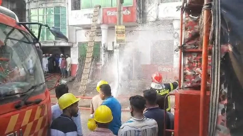 গাজীপুরে পোশাক কারখানায় আগুন, নিয়ন্ত্রণে ৯ ইউনিট