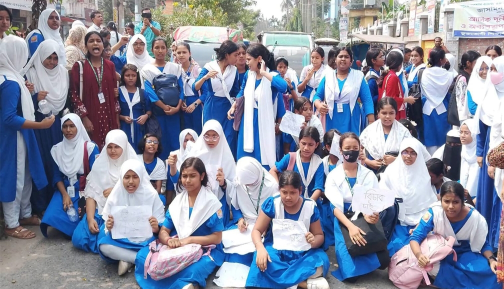 নাটোর সরকারি গার্লস স্কুলে প্রধান শিক্ষকের অপসারণ দাবীতে শিক্ষার্থীদের বিক্ষোভ
