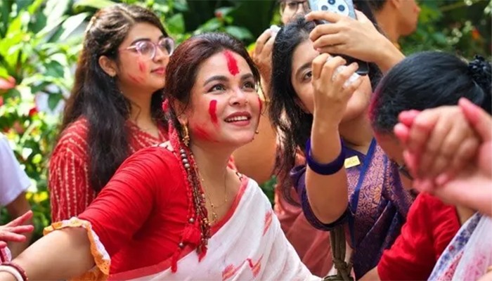 সিঁদুর খেলায় মেতে উঠলেন শাওন