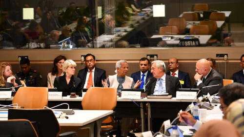 জাতিসংঘে ড. ইউনূসের সঙ্গে উচ্চপর্যায়ের কর্মকর্তাদের বৈঠক