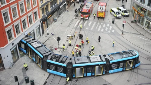 লাইনচ্যুত হয়ে অ্যাপলের শোরুমে ঢুকে পড়ল ট্রেন