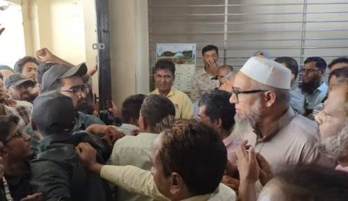 বিভাগের সভাপতি নিয়োগ নিয়ে রাবিতে শিক্ষার্থী-কর্মকর্তা ধ্বস্তাধস্তি