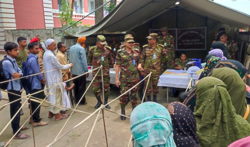 পাবনায় সেনাবাহিনীর ফ্রি মেডিক্যাল ক্যাম্পে সেবা পেলেন হাজারো মানুষ