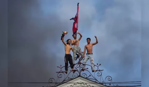 নেপালে অন্তর্বর্তী সরকার গঠনের তোড়জোড়, সড়কে সেনা টহল