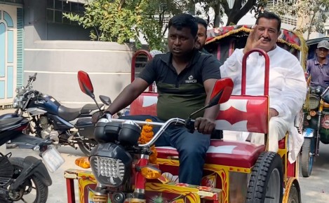 রাজশাহী শহরে এখনো রিকশায় ঘুরছেন ভূমিমন্ত্রী মিনু