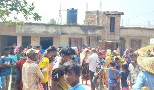 বিদেশে মৃতু যুবকের লাশ ফেরতে ৬ লাখ টাকা দাবি, তানোরে আদম ব্যাপারীর বাড়ি ঘেরাও