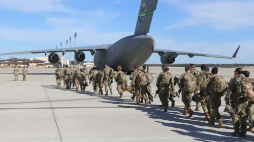 আলোচনার আড়ালে মধ্যপ্রাচ্যে প্যারাট্রুপার পাঠাচ্ছে যুক্তরাষ্ট্র!