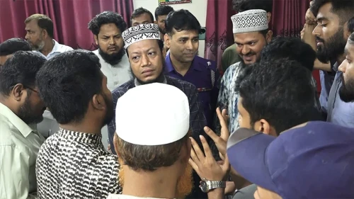 ফুটবল টুর্নামেন্ট উদ্বোধন করতে গিয়ে অবরুদ্ধ আমির হামজা