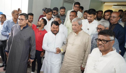 বিএনপির মহাসচিব ও এলজিআরডি মন্ত্রীকে বিমানবন্দরে স্বাগত জানালেন রাসিক প্রশাসক