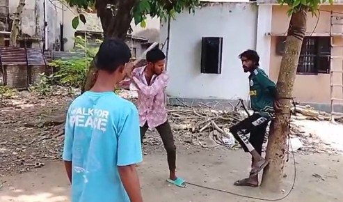 রাজশাহীতে গাছে বেঁধে যুবককে পেটানোর ভিডিও ভাইরাল