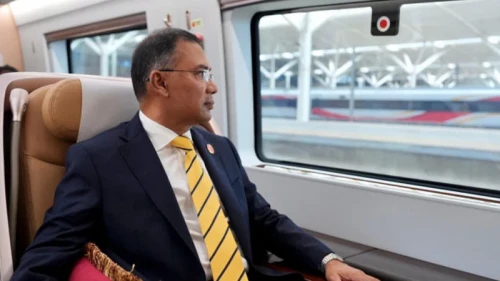 ডালিয়ান থেকে বুলেট ট্রেনে বেইজিংয়ের পথে প্রধানমন্ত্রী