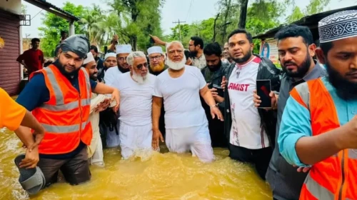 বন্যাকবলিত চট্টগ্রামে জামায়াত আমির, দুর্গতদের মধ্যে ত্রাণ বিতরণ
