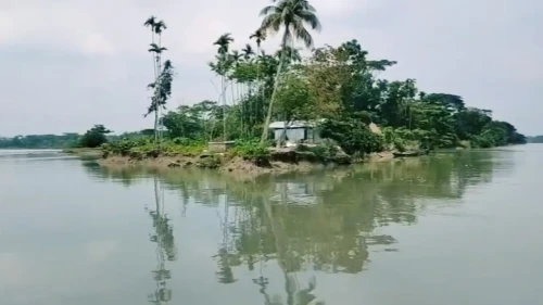 দুই নদীর মোহনায় অবরুদ্ধ গ্রাম, অনিশ্চয়তায় ৪৫ পরিবার