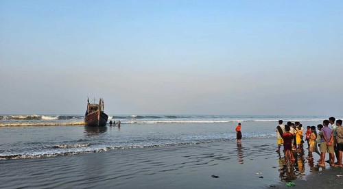 টেকনাফে রোহিঙ্গাবাহী নৌকা ডুবি, নিখোঁজ ১৩