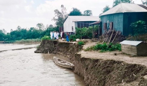 যমুনায় ভাঙন, বিলীন হচ্ছে বসতভিটা