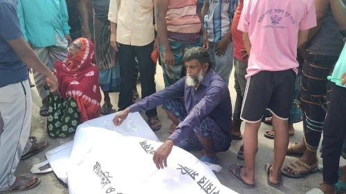 মোটরসাইকেল বাঁচাতে গিয়ে শ্রমিকদের ওপর বাস