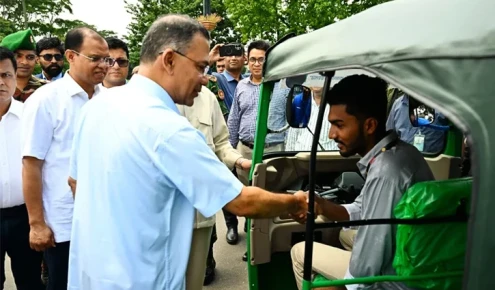জুলাইযোদ্ধাদের সিএনজি অটোরিকশা ও রিকশা উপহার দিলেন প্রধানমন্ত্রী