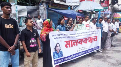 সাংবাদিক ছোটন সরদারকে হেনস্তার প্রতিবাদে রাজশাহীতে মানববন্ধন