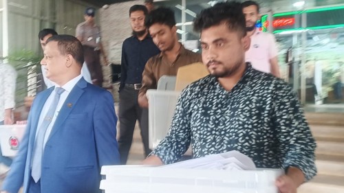 ব্যালট পেপারসহ ভোটের সামগ্রী নিয়ে জাতীয় সংসদের পথে ইসি