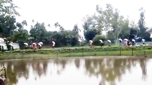 গুদাম ভেঙে ১০ হাজার কেজি সার নিয়ে গেল কৃষকরা