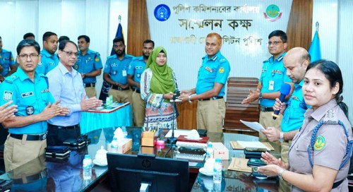 ১২৫টি মোবাইল ফোন উদ্ধার করে প্রকৃত মালিকদের তুলে দিলেন আরএমপি কমিশনার