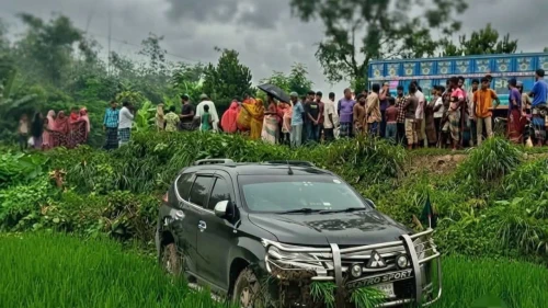 পথচারীকে বাঁচাতে গিয়ে দুর্ঘটনা, স্ত্রীসহ আহত প্রতিমন্ত্রী