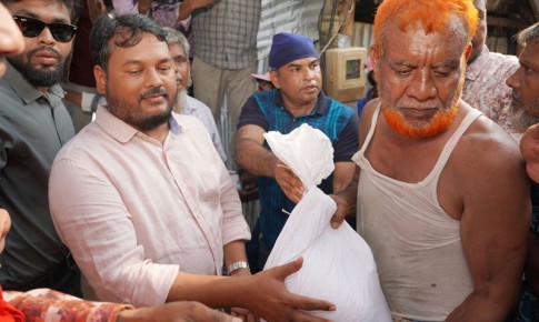 বন্যার্তদের মাঝে ত্রাণ সামগ্রী বিতরণ করলেন রাসিক প্রশাসক রিটন