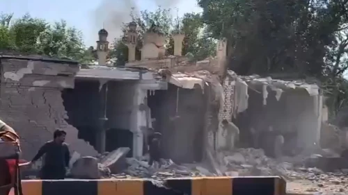 পাকিস্তানে জুমার নামাজের সময় বোমা হামলা, নিহত ১৬