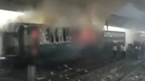 কমলাপুরে যাত্রীবাহী ট্রেনে আগুন