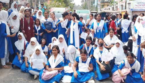 নাটোর সরকারি গার্লস স্কুলে প্রধান শিক্ষকের অপসারণ দাবীতে শিক্ষার্থীদের বিক্ষোভ