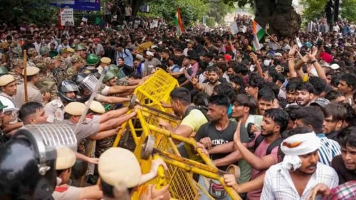 বিক্ষোভে উত্তাল দিল্লি, রাস্তায় নামছে ২৩ হাজার সশস্ত্র পুলিশ