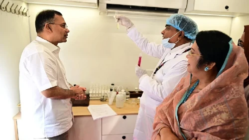 নিরাপদ খাদ্য পরীক্ষার ভ্রাম্যমাণ ল্যাব পরিদর্শন করলেন প্রধানমন্ত্রী