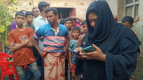 বাগমারায় বিয়ের দাবিতে প্রেমিকের বাড়িতে সৌদি প্রবাসী নারীর ৪ দিন ধরে অনশন